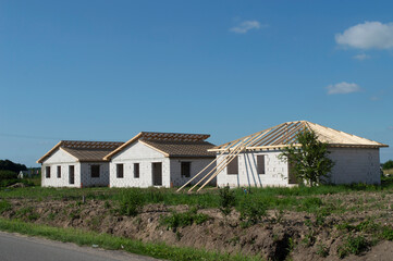 Fototapeta na wymiar construction of cottages made of aerated concrete blocks in summer