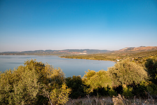 Panorama del lago di Varano al tramonto, Gargano, Puglia