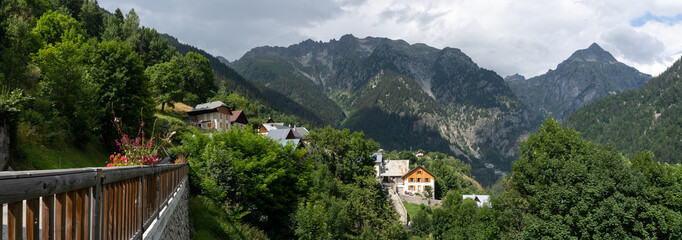 Le Rivier d'Allemont, village dans les Alpes