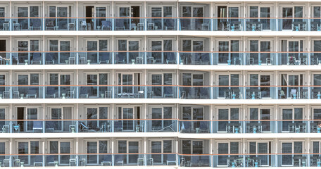 Fototapeta na wymiar Vue de cabines balcon sur un navire de croisière.