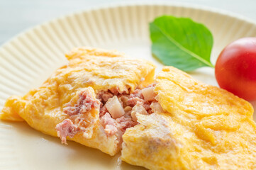 コンビーフハッシュ入りのオムレツ