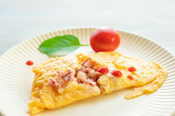 コンビーフハッシュ入りのオムレツ