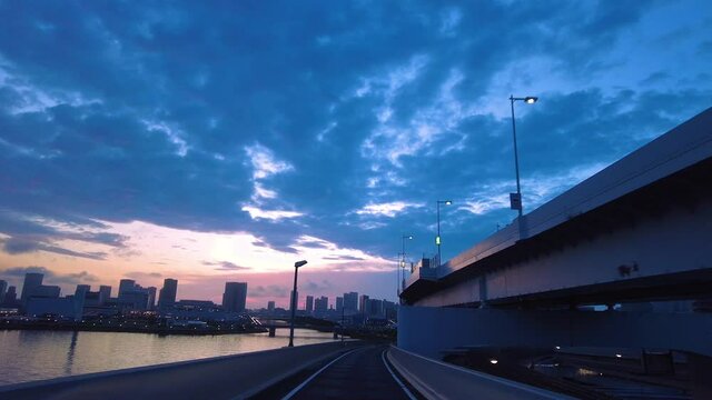 東京ドライブ車窓　首都高11号　お台場インターチェンジ　高層ビル朝焼け