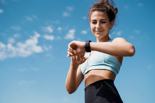 The athlete leads a healthy lifestyle and keeps track of her calories on the clock.