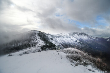 Obraz premium Mount Burgüeño between snow and fog from Mount Kolitxa