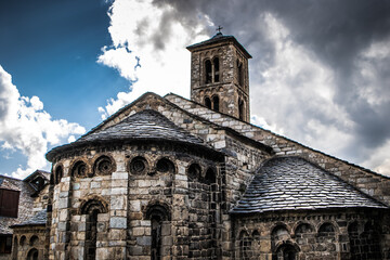 Fototapeta premium Romanische Kirche in de Bergen von Huesca