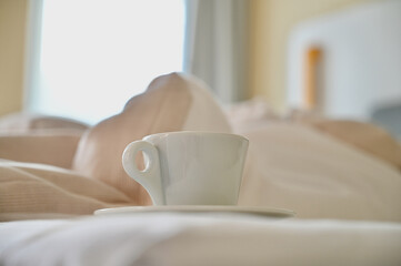 Fototapeta na wymiar weisse porzellan tasse guten morgen kaffee espresso 