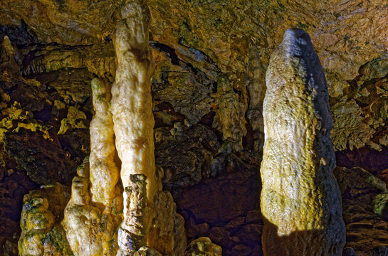 Mehrere Stalakmiten in einer Tropfsteinh&ouml;hle