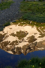 Wasserspiegelung von schneebedeckten Bergen