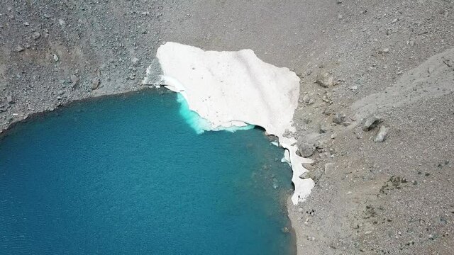 Vue en drone du lac de Combeynot dans le Parc des Ecrins
