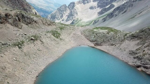 Vue en drone du lac de Combeynot dans le Parc des Ecrins