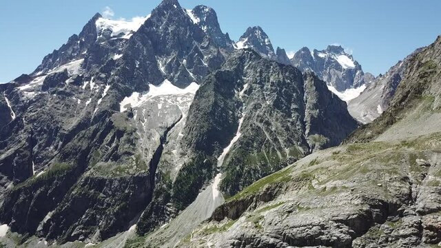 Vue en drone du glacier Blanc dans le Parc des Ecrins