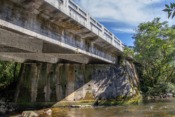 Fototapeta na wymiar Ponte sobre um rio em Morrentes