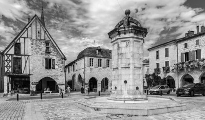 Eymet (Dordogne, France) - Place des arcades de la bastide et sa fontaine