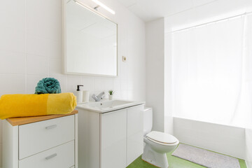 Baño reformado low cost con estío nórdico y colores verdes y amarillos