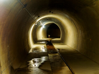水の流れる排水用のトンネル