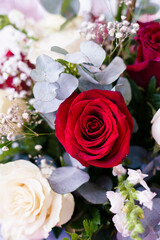 adorno de rosas rojas y blancas