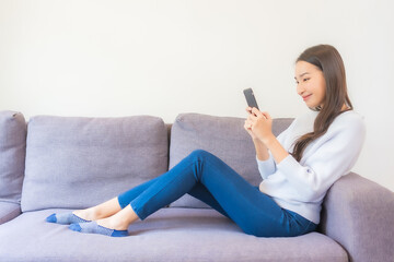Obraz premium Portrait beautiful young asian woman use smart mobile phone
