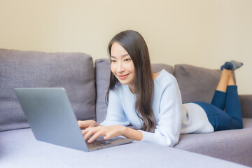 Naklejka premium Portrait beautiful young asian woman use laptop for working