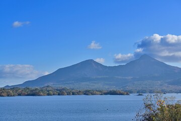 展望台から見る晩秋の桧原湖と磐梯山のコラボ情景＠福島