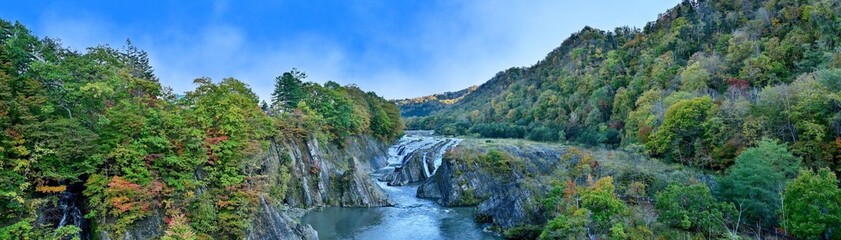 Fototapeta na wymiar 青空バックに見る滝と紅葉のパノラマ情景＠北海道