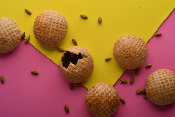 Traditional Oriental sweetness made of flour and molasses 