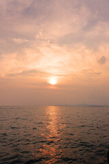 Naklejka premium Beautiful landscape sunset above the sea