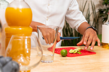 A man cutting lemons