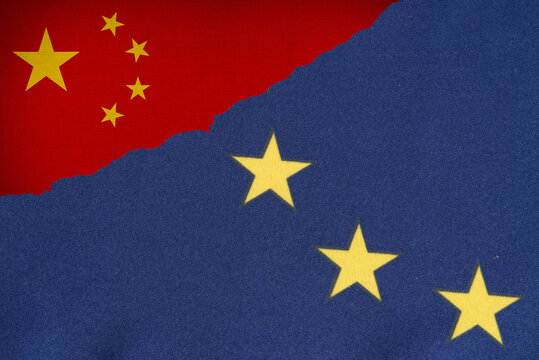 Flaggen von China und Europäische Union EU
