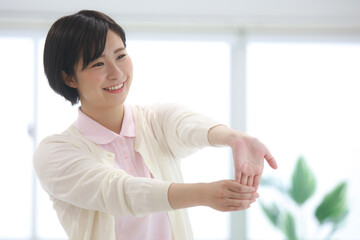 	ストレッチする介護士　イメージ