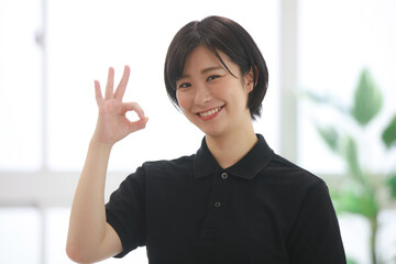 手で丸を作るスポーツジムインストラクター　イメージ