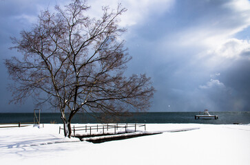 冬の琵琶湖の取水塔と雪の積もった浜