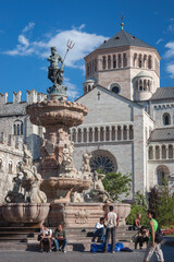 Obraz premium Trento. Piazza Duomo. Fontana di Nettuno di fronte alla cattedrale