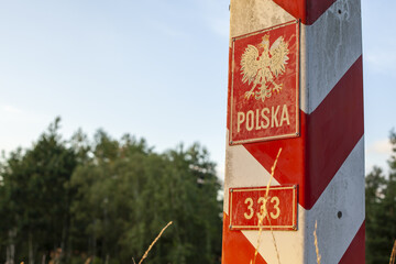 Słup graniczny Polski z widocznym numerem oraz godłem państwowym - obrazy, fototapety, plakaty