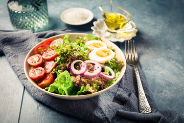 Salad bowl with tuna, egg, tomato and onions