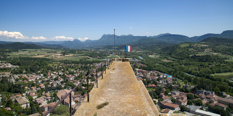 Panorama sur la ville de Crest et les montagnes de la Drôme vus du donjon le plus haut de France