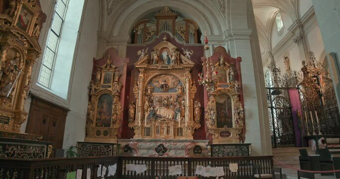 Lucerna, Svizzera - 03 03 2021: interno della cattedrale Hofkirche particolare della pala della navata laterale sinistra
