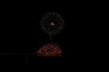 Fototapeta premium 小さな町の花火大会