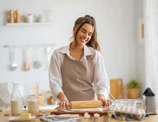 woman is preparing bakery