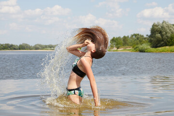 Fototapeta premium Fontanna z włosów nad rzeką