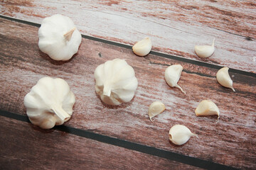 dry white garlic in slices