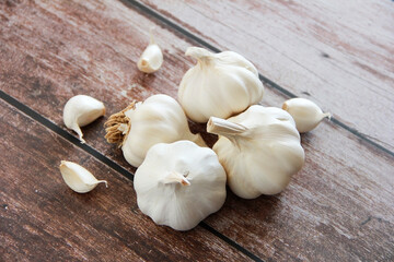 dry white garlic in slices