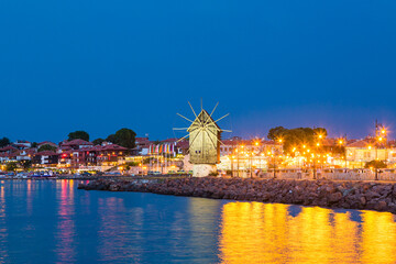 ブルガリア　ネセバルの旧市街の夜景と風車