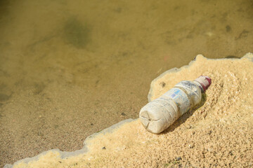 pollution riviere eau plastique plastic dechet