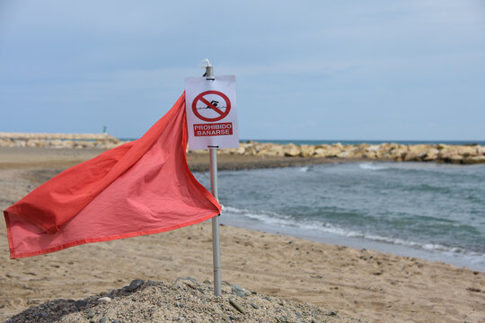 vacances plages danger drapeau rouge interdit baignade