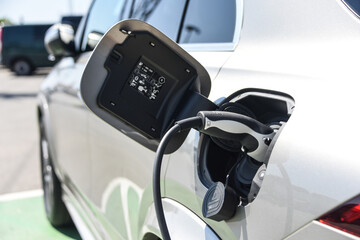 auto voiture electrique borne recharge batterie 