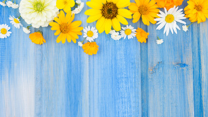 Obraz premium Bright blue wooden background with flowers