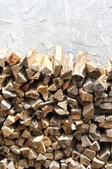 白い壁と薪のイメージ