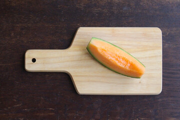 カットボードの上のメロン