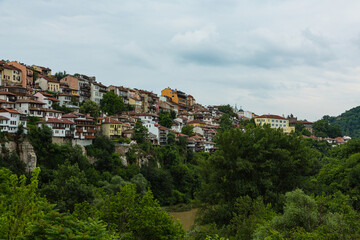 Fototapeta na wymiar ブルガリア　ヴェリコ・タルノヴォの丘に広がる旧市街の町並み
